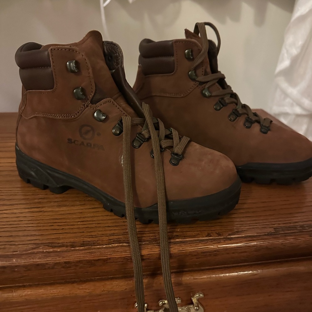 NEW! Scarpa womens Leather hiking Boots. Never worn outside just tried on